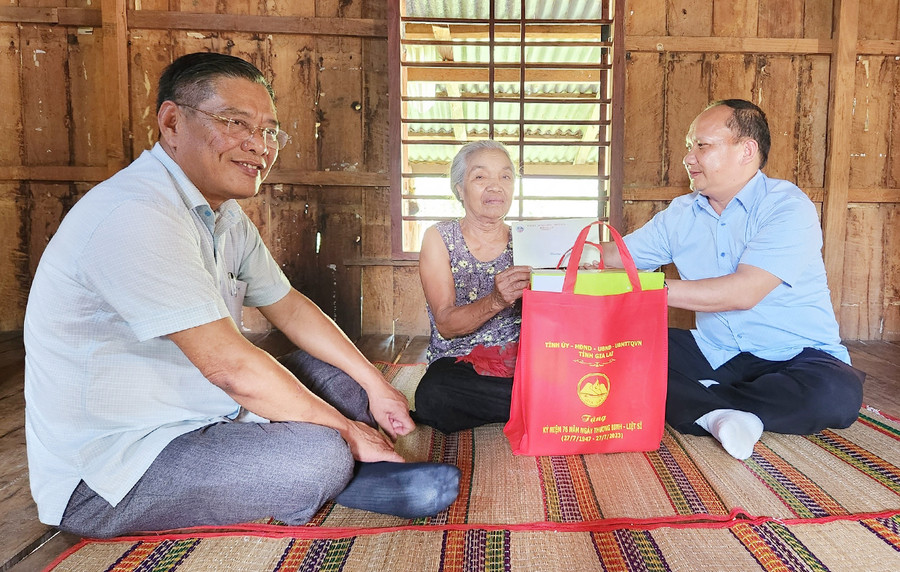 Phó Bí thư Tỉnh ủy Rah Lan Chung (bìa phải) thăm, tặng quà bà Nay H'Đã (tuất bệnh binh, buôn Ji, xã Krông Năng). Ảnh: Ngọc Sang Phó Bí thư Tỉnh ủy Rah Lan Chung (bìa phải) thăm, tặng quà bà Nay H'Đã (tuất bệnh binh, buôn Ji, xã Krông Năng). Ảnh: Ngọc Sang