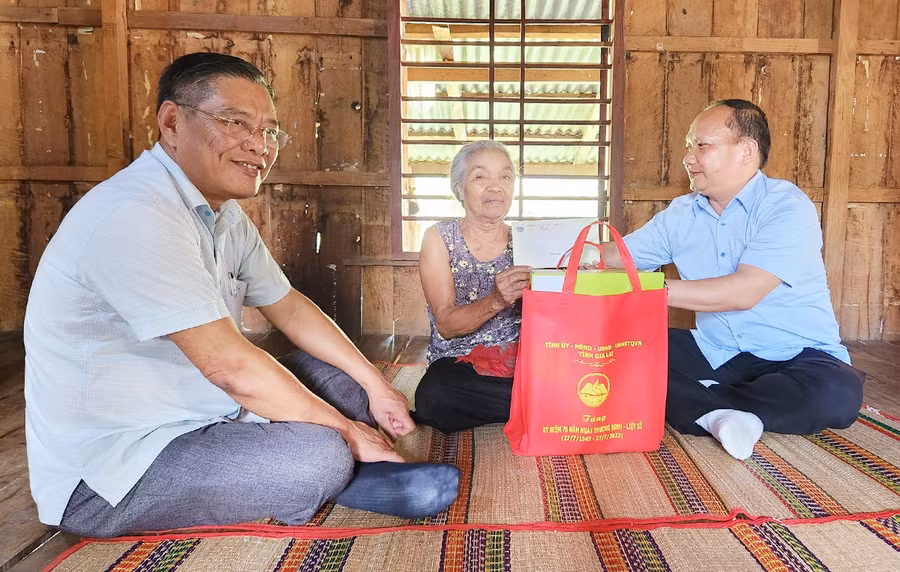 Phó Bí thư Tỉnh ủy Rah Lan Chung (bìa phải) thăm, tặng quà bà Nay H'Đã (tuất bệnh binh, buôn Ji, xã Krông Năng). Ảnh: Ngọc Sang