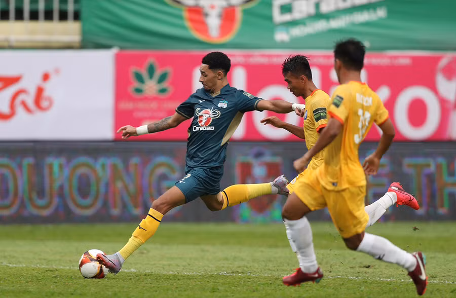 HAGL (trái) cần cải thiện khả năng dứt điểm để hướng tới chiến thắng trước SLNA. Ảnh: Văn Ngọc