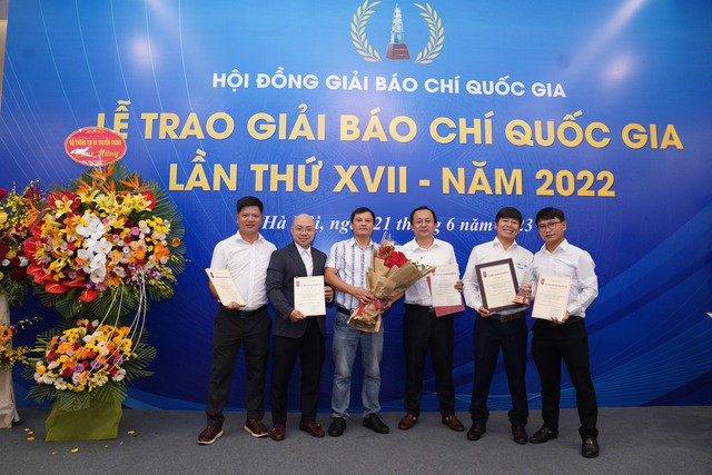 Nhóm tác giả của Báo Thanh Niên đoạt giải C với loạt bài Gỡ khó cho tàu 67. Ảnh: NGỌC THẮNG Nhóm tác giả của Báo Thanh Niên đoạt giải C với loạt bài Gỡ khó cho tàu 67. Ảnh: NGỌC THẮNG