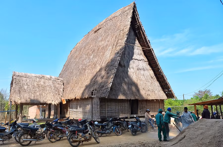 Nhà rông làng Kon Măh (xã Hà Tây). Ảnh: H.N
