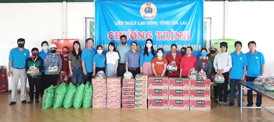 Liên đoàn Lao động tỉnh thường xuyên phối hợp với Công đoàn cơ sở Chi nhánh Công ty TNHH O Lam Gia Lai tuyên truyền pháp luật và tặng quà cho ĐV, NLĐ. Ảnh: Đinh Yến