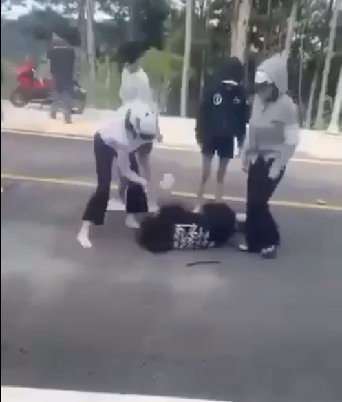 Cô gái bị nhóm người đánh tập thể. Ảnh chụp lại từ video Cô gái bị nhóm người đánh tập thể. Ảnh chụp lại từ video