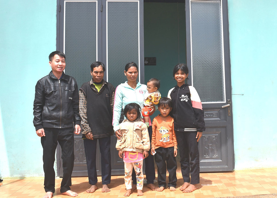 Gia đình ông H'Yaih (làng O Yố, xã Ia Băng) vui mừng được Mạnh Thường Quân hỗ trợ xây dựng căn nhà mới. Ảnh: Đinh Yến Gia đình ông H'Yaih (làng O Yố, xã Ia Băng) vui mừng được Mạnh Thường Quân hỗ trợ xây dựng căn nhà mới. Ảnh: Đinh Yến