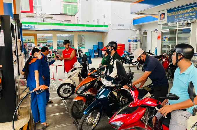 Khách đổ xăng tại cây xăng Petrolimex Saigon trên đường Nguyễn Đình Chiểu, quận 3, vào chiều 1-1. Ảnh: THI HỒNG Khách đổ xăng tại cây xăng Petrolimex Saigon trên đường Nguyễn Đình Chiểu, quận 3, vào chiều 1-1. Ảnh: THI HỒNG