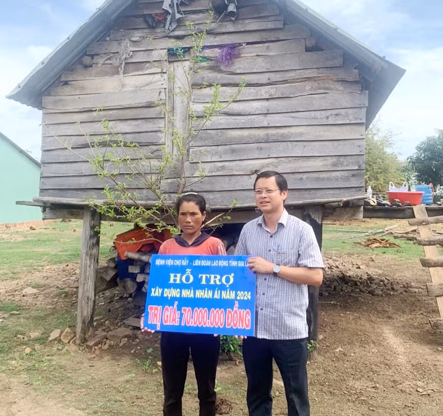 LĐLĐ tỉnh và Bệnh viện Chợ rẫy TP. Hồ Chí Minh hỗ trợ xây nhà nhân ái cho hộ nghèo huyện Phú Thiện. Ảnh: Mỹ Lệ