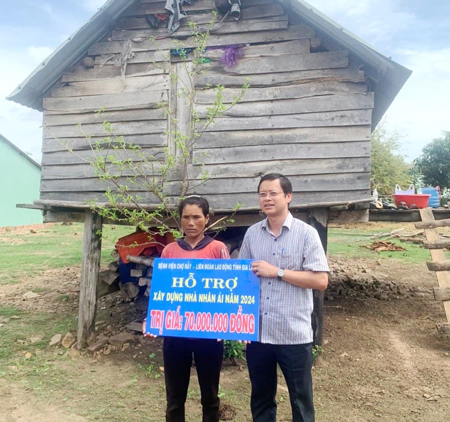 LĐLĐ tỉnh và Bệnh viện Chợ rẫy TP. Hồ Chí Minh hỗ trợ xây nhà nhân ái cho hộ nghèo huyện Phú Thiện. Ảnh: Mỹ Lệ LĐLĐ tỉnh và Bệnh viện Chợ rẫy TP. Hồ Chí Minh hỗ trợ xây nhà nhân ái cho hộ nghèo huyện Phú Thiện. Ảnh: Mỹ Lệ