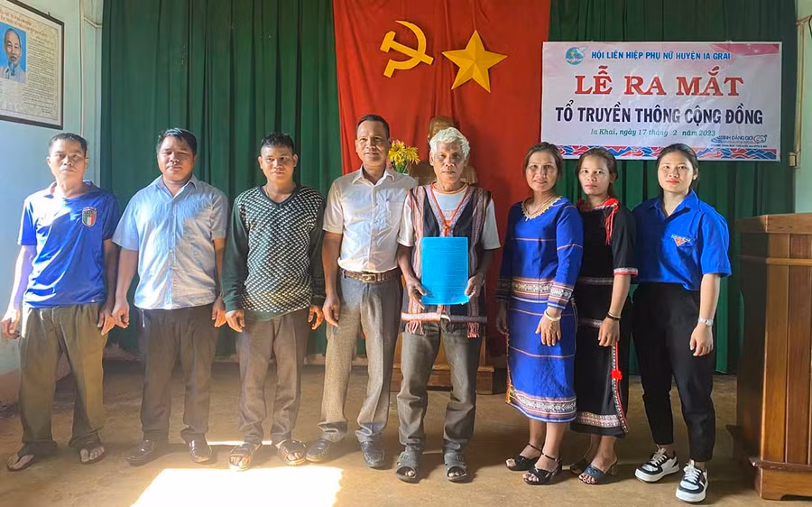 Đại diện lãnh đạo UBND xã Ia Khai trao quyết định thành lập Tổ truyền thông cộng đồng tại làng Yom. Ảnh: Phan Thương Đại diện lãnh đạo UBND xã Ia Khai trao quyết định thành lập Tổ truyền thông cộng đồng tại làng Yom. Ảnh: Phan Thương