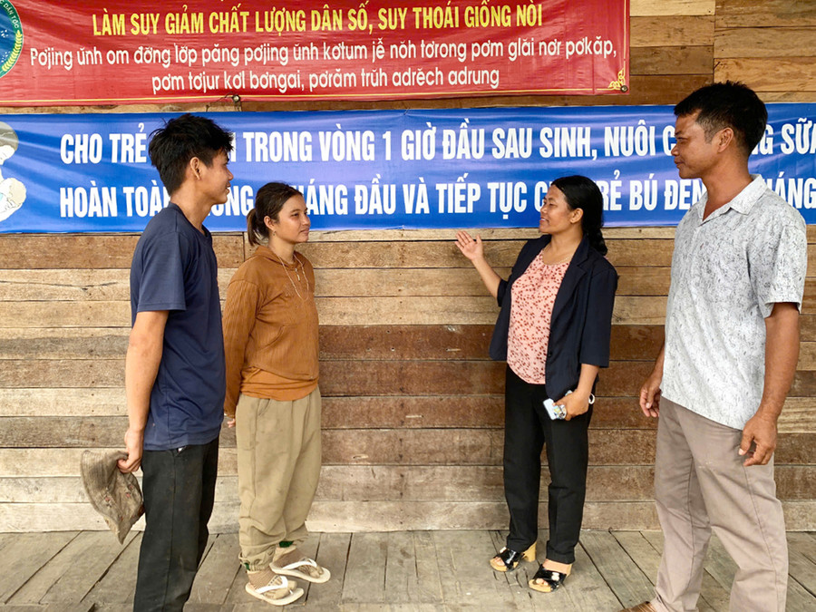 Bà Đinh Thị Blách-Chủ tịch Ủy ban MTTQ Việt Nam xã Ya Ma (thứ 2 từ phải sang) tuyên truyền, vận động người dân thay đổi nếp nghĩ, cách làm để vươn lên thoát nghèo. Ảnh: R.H