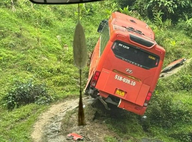 Xe khách mất phanh lao vào ven đường. Ảnh: Facebook Xe khách mất phanh lao vào ven đường. Ảnh: Facebook