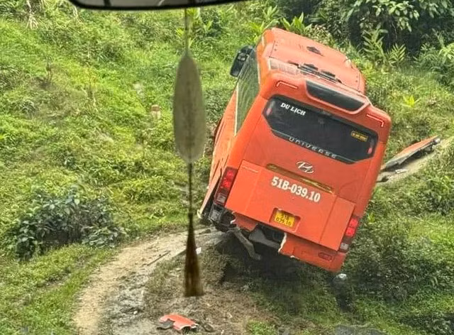 Xe khách mất phanh lao vào ven đường. Ảnh: Facebook