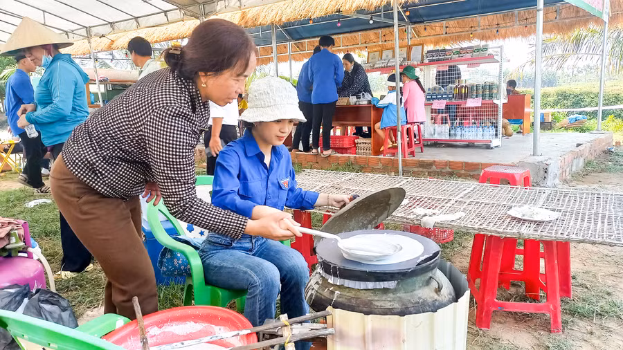 Em Bùi Thị Quỳnh Duyên (ở xã Đức Tân) cho hay, ngày thường em rất hay ăn những món bánh này. Nhưng tại lễ hội ngày mùa, đây là lần đầu tiên em được tự tay làm nên những chiếc bánh quen thuộc. Thực sự rất vui, lễ hội đã giúp em hiểu thêm về văn hóa của địa phương mình. Ảnh: Hải Phong