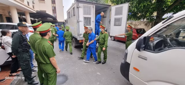 Các bị cáo được lần lượt dẫn giải vào phòng xử án.