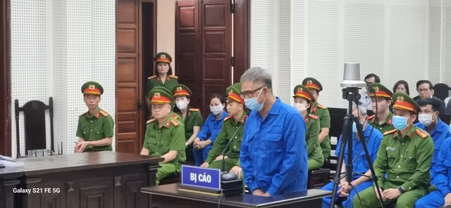 Bị cáo Đỗ Hữu Ca trong phần thẩm tra lý lịch.