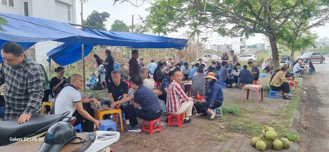 Rất nhiều người thân của các bị cáo ngồi ngoài nghe xét xử qua hệ thống loa truyền thanh.