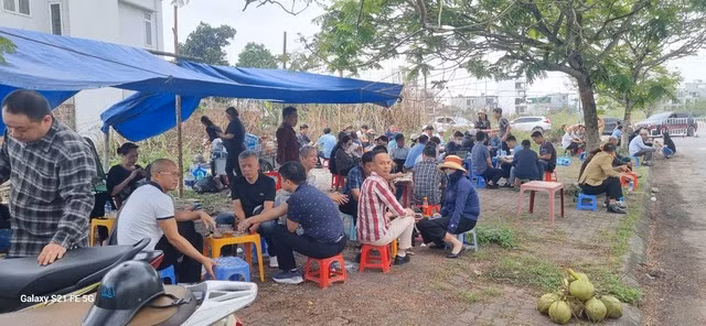 Rất nhiều người thân của các bị cáo ngồi ngoài nghe xét xử qua hệ thống loa truyền thanh.