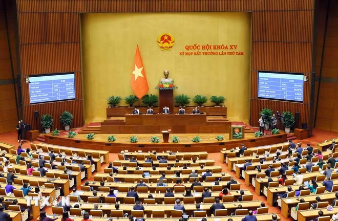Quốc hội biểu quyết thông qua dự thảo Nghị quyết phê chuẩn đề nghị của Thủ tướng Chính phủ về việc bổ nhiệm Bộ trưởng Bộ Tài nguyên và Môi trường, Bộ trưởng Bộ Tư pháp nhiệm kỳ 2021 -2026. (Ảnh: TTXVN)