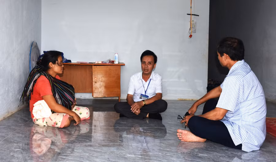 Chính quyền địa phương xã Đăk Pét đến thăm hỏi, động viên hộ duy nhất đã đến ở khu tái định cư Măng Rao. Ảnh: V.P