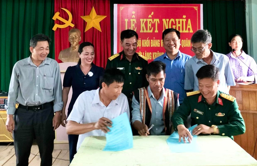 Chi bộ Khối Đảng và Đảng ủy Quân sự huyện Kbang tổ chức kết nghĩa với làng Kbông, xã Lơ Ku. Ảnh: M.P Chi bộ Khối Đảng và Đảng ủy Quân sự huyện Kbang tổ chức kết nghĩa với làng Kbông, xã Lơ Ku. Ảnh: M.P