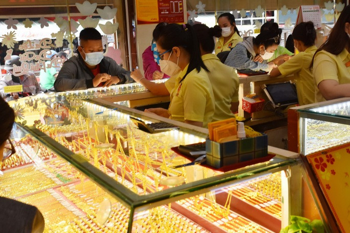 Giá vàng ngày 22-10: Vàng SJC ở mức cao nhất trong lịch sử - Ảnh 1. Giá vàng trong nước tiếp tục duy trì ở mức cao. Ảnh tư liệu Báo Người Lao Động