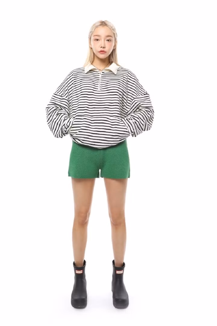 Trang phục sáng màu luôn giúp người mặc năng động và hack tuổi.