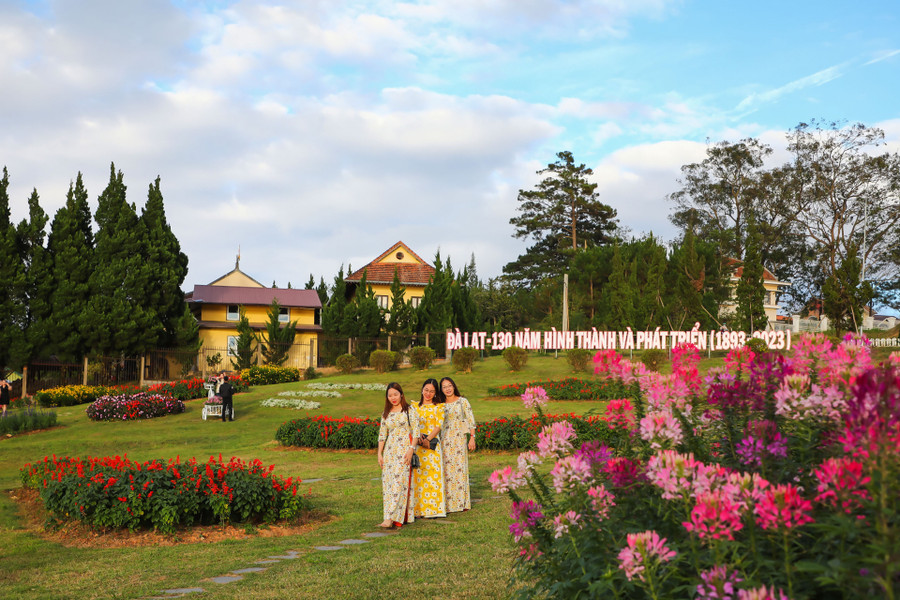 Du khách chụp ảnh kỷ niệm tại các không gian hoa Du khách chụp ảnh kỷ niệm tại các không gian hoa