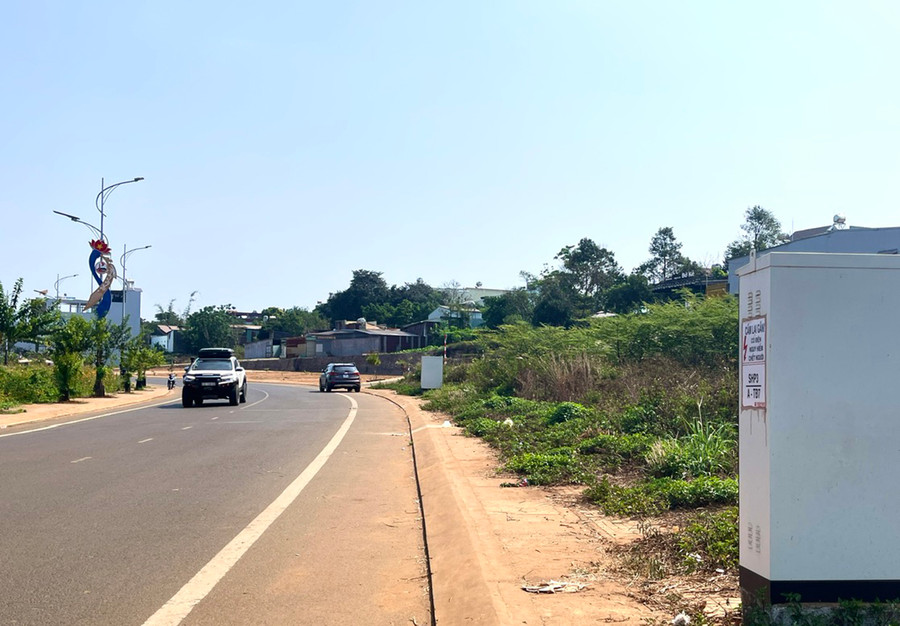 Đường D2 (suối Hội Phú) (đoạn từ đường Nguyễn Tri Phương-Nguyễn Trung Trực) được thiết kế hệ thống điện ngầm, các nhánh rẽ vào nhà dân được nối từ những tủ điện nhỏ gọn đặt trên vỉa hè tạo nên không gian thoáng. Ảnh: Minh Nguyễn