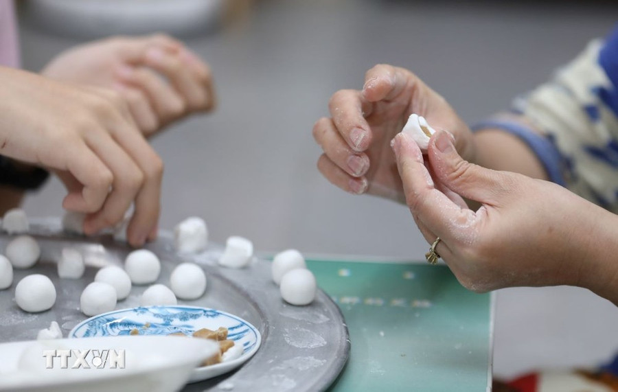 Nặn bánh trôi, bánh chay ngày Tết Hàn thực. (Ảnh: Anh Tuấn/TTXVN) Nặn bánh trôi, bánh chay ngày Tết Hàn thực. (Ảnh: Anh Tuấn/TTXVN)