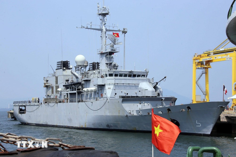 Tàu tuần dương Vendemiaire của Hải quân Pháp cập cảng Tiên Sa. (Ảnh: Trần Lê Lâm/TTXVN) Tàu tuần dương Vendemiaire của Hải quân Pháp cập cảng Tiên Sa. (Ảnh: Trần Lê Lâm/TTXVN)