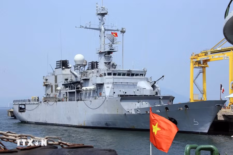 Tàu tuần dương Vendemiaire của Hải quân Pháp cập cảng Tiên Sa. (Ảnh: Trần Lê Lâm/TTXVN)