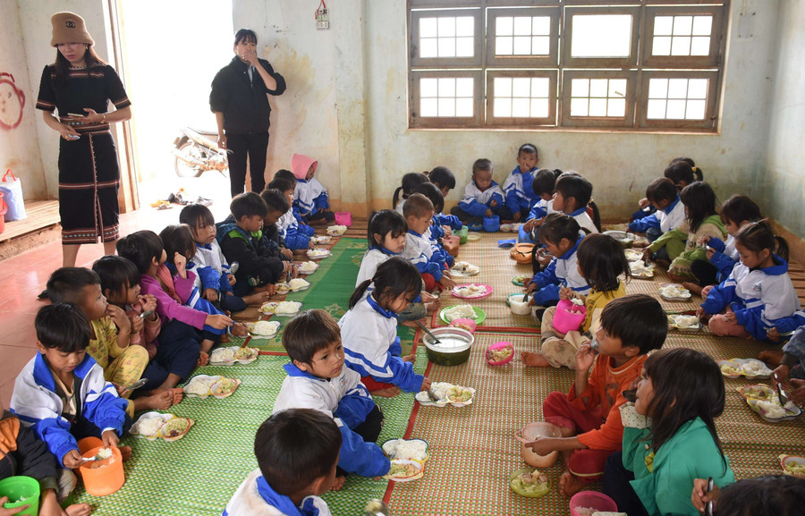 Bữa cơm của các em ở điểm trường Ty Tu (Trường Tiểu học Đăk Hà). Ảnh: NP Bữa cơm của các em ở điểm trường Ty Tu (Trường Tiểu học Đăk Hà). Ảnh: NP