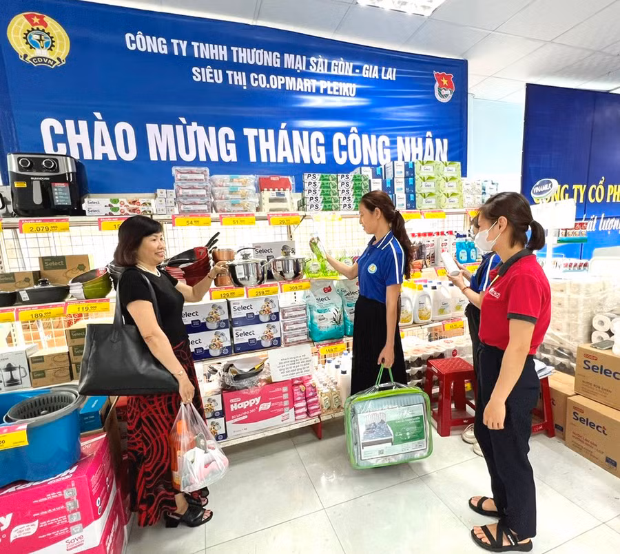 Đoàn viên, người lao động được mua giá ưu đãi các sản phẩm từ chương trình ký kết phúc lợi đoàn viên. Ảnh: Đinh Yến