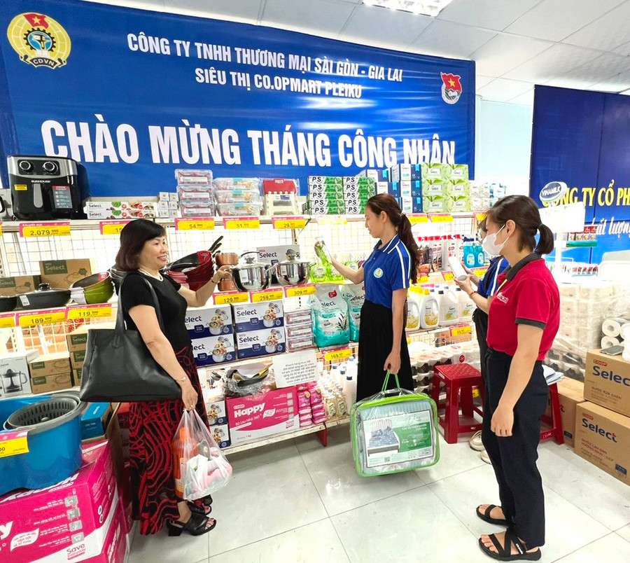 Đoàn viên, người lao động được mua giá ưu đãi các sản phẩm từ chương trình ký kết phúc lợi đoàn viên. Ảnh: Đinh Yến Đoàn viên, người lao động được mua giá ưu đãi các sản phẩm từ chương trình ký kết phúc lợi đoàn viên. Ảnh: Đinh Yến