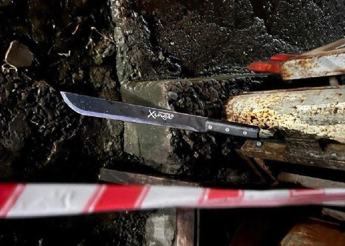 Hung khí nhóm đối tượng để lại hiện trường.