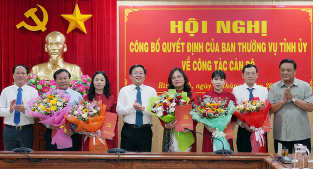 Lãnh đạo tỉnh Bình Định trao quyết định, tặng hoa chúc mừng 5 cán bộ được điều động, luân chuyển Lãnh đạo tỉnh Bình Định trao quyết định, tặng hoa chúc mừng 5 cán bộ được điều động, luân chuyển