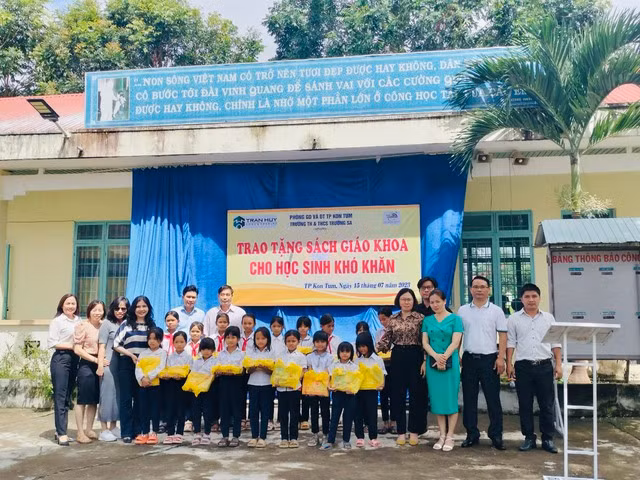 Phòng GD-ĐT TP.Kon Tum trao tặng sách giáo khoa cho học sinh khó khăn. Ảnh: ĐỨC NHẬT