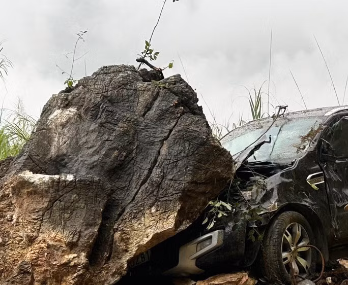 Tảng đá lớn rơi xuống đè bẹp xe ôtô 7 chỗ đang chạy trên đèo - Ảnh 1. Tảng đá lớn đè bẹp đầu xe ôtô 7 chỗ. Ảnh: Facebook