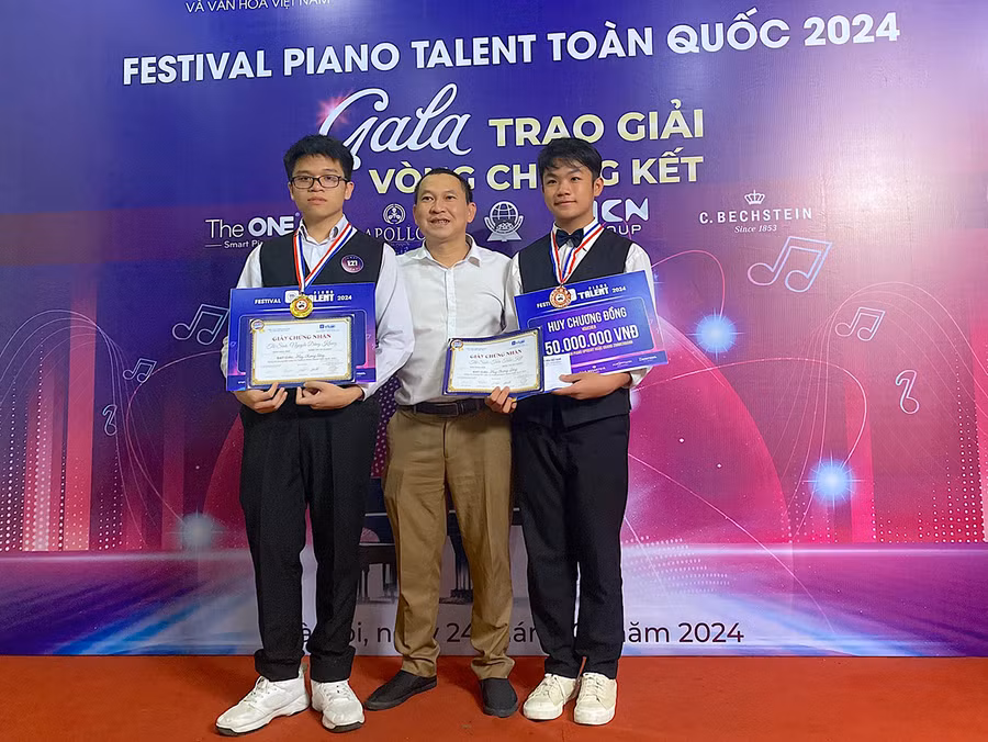 Em Nguyễn Đăng Khang (bìa trái) nhận huy chương vàng tại Festival Piano Talent toàn quốc 2024 (ảnh nhân vật cung cấp).