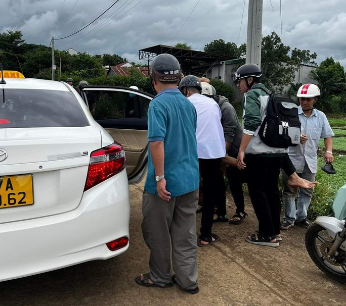 Đắk Lắk: 1 nam sinh bị 2 học sinh chém trọng thương - Ảnh 1. Mọi người đưa em T.N.H. đi cấp cứu