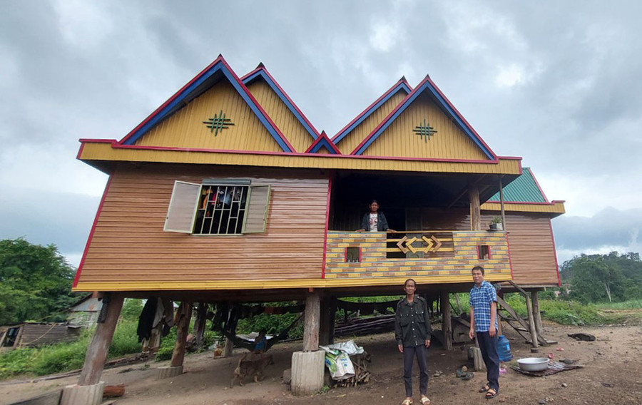 Công chức Lao động-Thương binh và Xã hội xã Chư Krêy (huyện Kông Chro) kiểm tra căn nhà của người dân được hỗ trợ xây mới. Ảnh: N.D