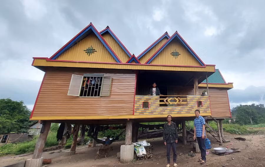 Công chức Lao động-Thương binh và Xã hội xã Chư Krêy (huyện Kông Chro) kiểm tra căn nhà của người dân được hỗ trợ xây mới. Ảnh: N.D