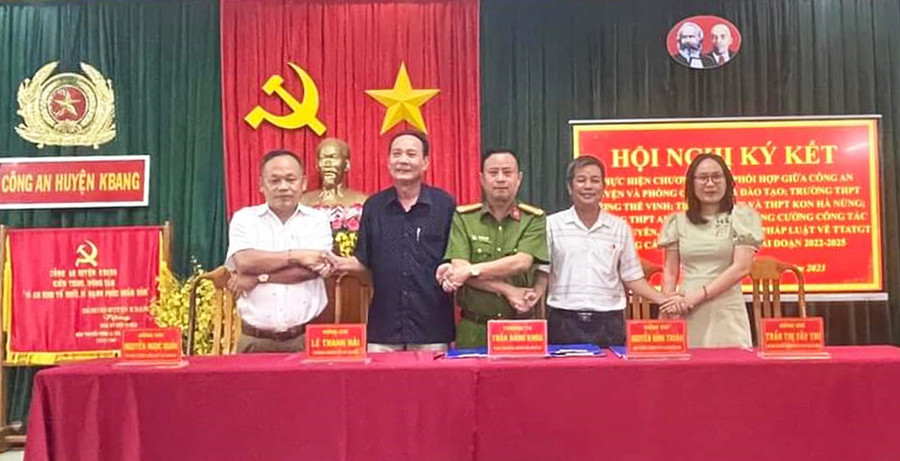 Công an huyện Kbang ký kết với các trường học trên địa bàn về nội dung tuyên truyền, phổ biến, giáo dục pháp luật an toàn giao thông cho học sinh. Ảnh: M.P Công an huyện Kbang ký kết với các trường học trên địa bàn về nội dung tuyên truyền, phổ biến, giáo dục pháp luật an toàn giao thông cho học sinh. Ảnh: M.P