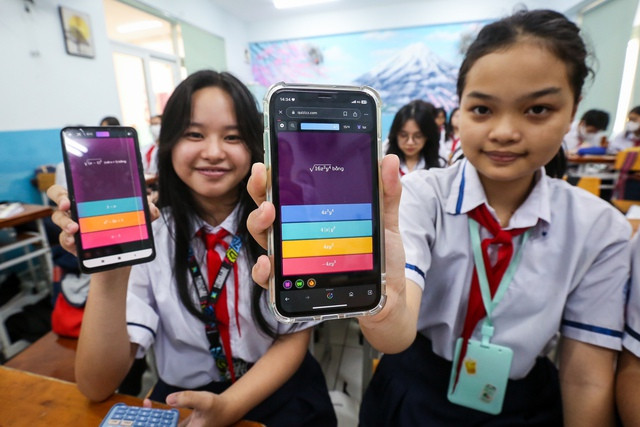 Điểm mới của chương trình GDPT 2018 là sự đa dạng hóa về cách thức, nội dung và các hình thức kiểm tra. Trong ảnh là học sinh Trường THCS Nguyễn Du (Q.1, TP.HCM) làm bài kiểm tra môn toán qua ứng dụng trên điện thoại. Ảnh: NHẬT THỊNH