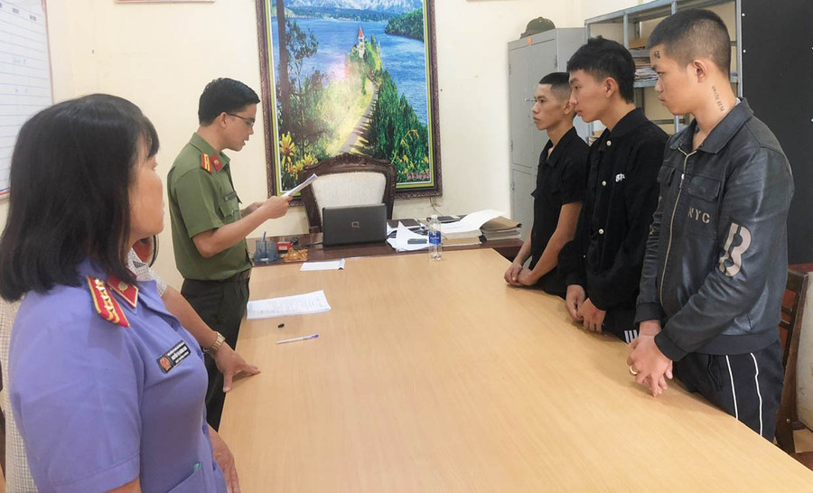 Cơ quan An ninh điều tra Công an tỉnh thi hành lệnh bắt các đối tượng tàng trữ, sử dụng trái phép vũ khí quân dụng. Ảnh: H.V Cơ quan An ninh điều tra Công an tỉnh thi hành lệnh bắt các đối tượng tàng trữ, sử dụng trái phép vũ khí quân dụng. Ảnh: H.V