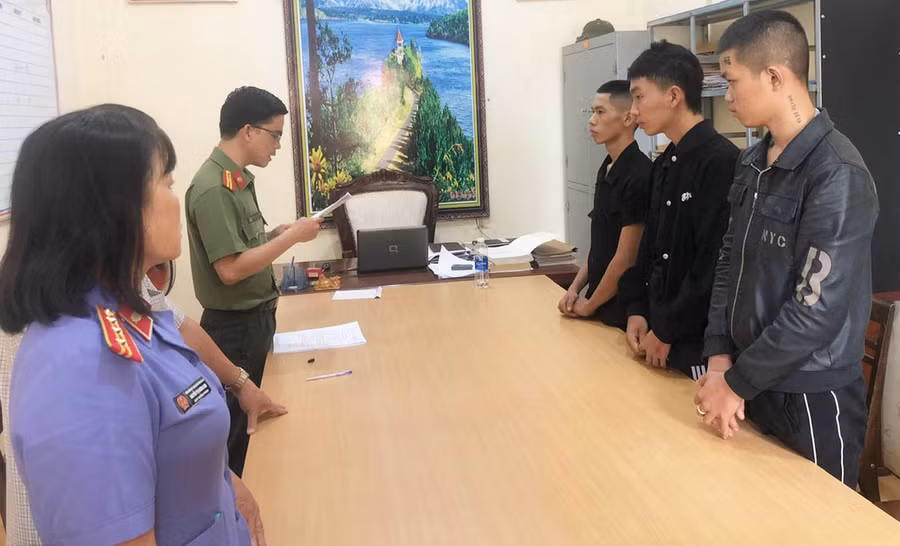 Cơ quan An ninh điều tra Công an tỉnh thi hành lệnh bắt các đối tượng tàng trữ, sử dụng trái phép vũ khí quân dụng. Ảnh: H.V