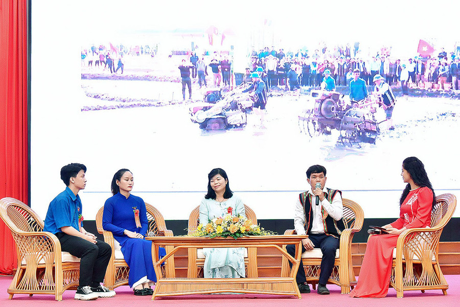 Chương trình dành thời gian giao lưu với đại diện tập thể, cá nhân điển hình về học tập và làm theo Bác giai đoạn 2021-2024. Ảnh: Đ.T Chương trình dành thời gian giao lưu với đại diện tập thể, cá nhân điển hình về học tập và làm theo Bác giai đoạn 2021-2024. Ảnh: Đ.T