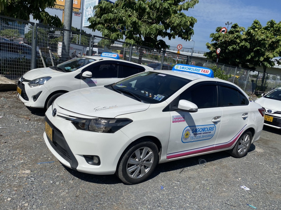 Một xe taxi của mang thương hiệu Saigontourist của Công ty CP vận chuyển Sài Gòn Tourist (đang bị Công ty Tổng công ty Du lịch Sài Gòn - TNHH MTV Saigontourist kiện sử dụng trái phép nhãn hiệu độc quyền) gian lận giá cước bị cơ quan chức năng kiểm tra, xử phạt. Ảnh: Thanh tra Giao thông TPHCM
