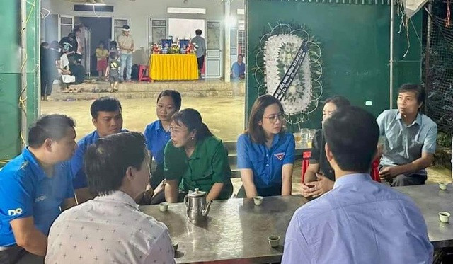 Chính quyền địa phương tới thăm hỏi, chia sẻ mất mát với gia đình các nạn nhân Chính quyền địa phương tới thăm hỏi, chia sẻ mất mát với gia đình các nạn nhân