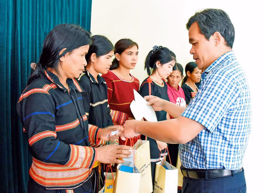 Ủy viên Ban Chấp hành Trung ương Đảng, Bí thư Tỉnh ủy, Chủ tịch HĐND tỉnh Hồ Văn Niên trao quà Tết của đồng chí Võ Văn Thưởng-Ủy viên Bộ Chính trị, Thường trực Ban Bí thư cho người dân xã Ia Khươl, huyện Chư Păh. Ảnh: Đức Thụy