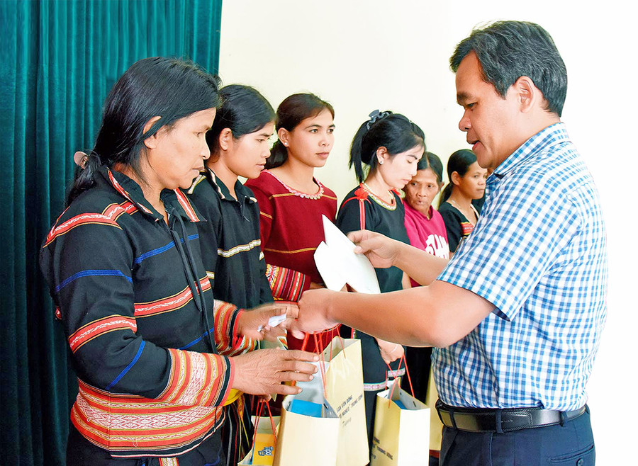 Ủy viên Ban Chấp hành Trung ương Đảng, Bí thư Tỉnh ủy, Chủ tịch HĐND tỉnh Hồ Văn Niên trao quà Tết của đồng chí Võ Văn Thưởng-Ủy viên Bộ Chính trị, Thường trực Ban Bí thư cho người dân xã Ia Khươl, huyện Chư Păh. Ảnh: Đức Thụy Ủy viên Ban Chấp hành Trung ương Đảng, Bí thư Tỉnh ủy, Chủ tịch HĐND tỉnh Hồ Văn Niên trao quà Tết của đồng chí Võ Văn Thưởng-Ủy viên Bộ Chính trị, Thường trực Ban Bí thư cho người dân xã Ia Khươl, huyện Chư Păh. Ảnh: Đức Thụy